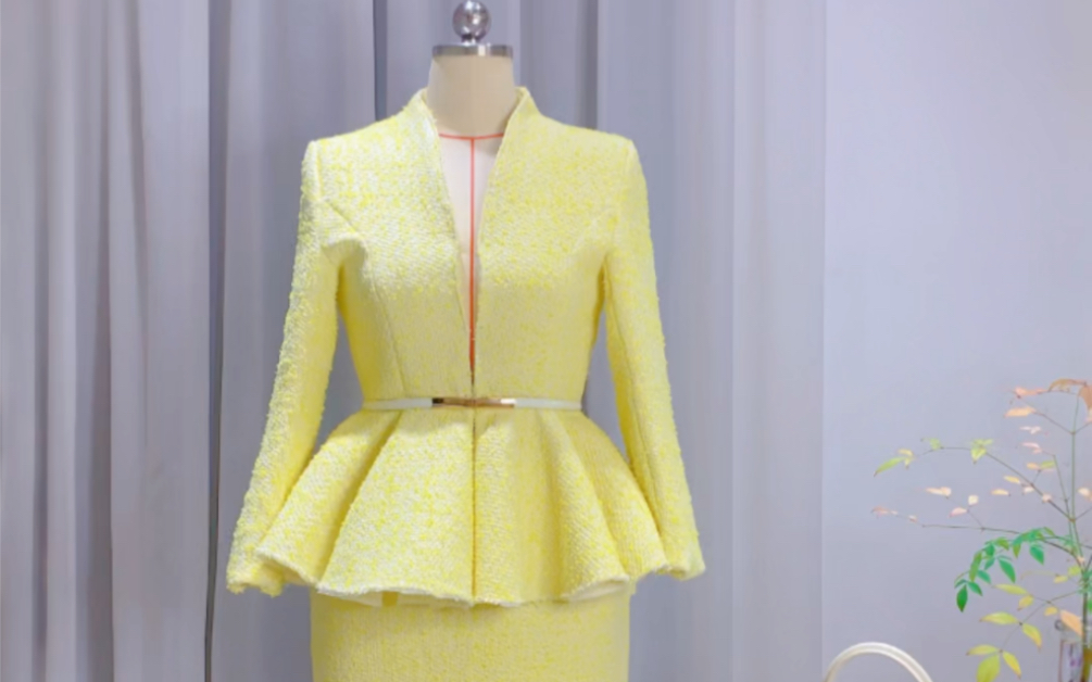 新套装的制作,连身小立领设计,拉长脖颈线条修饰脸型,收腰放摆尽显