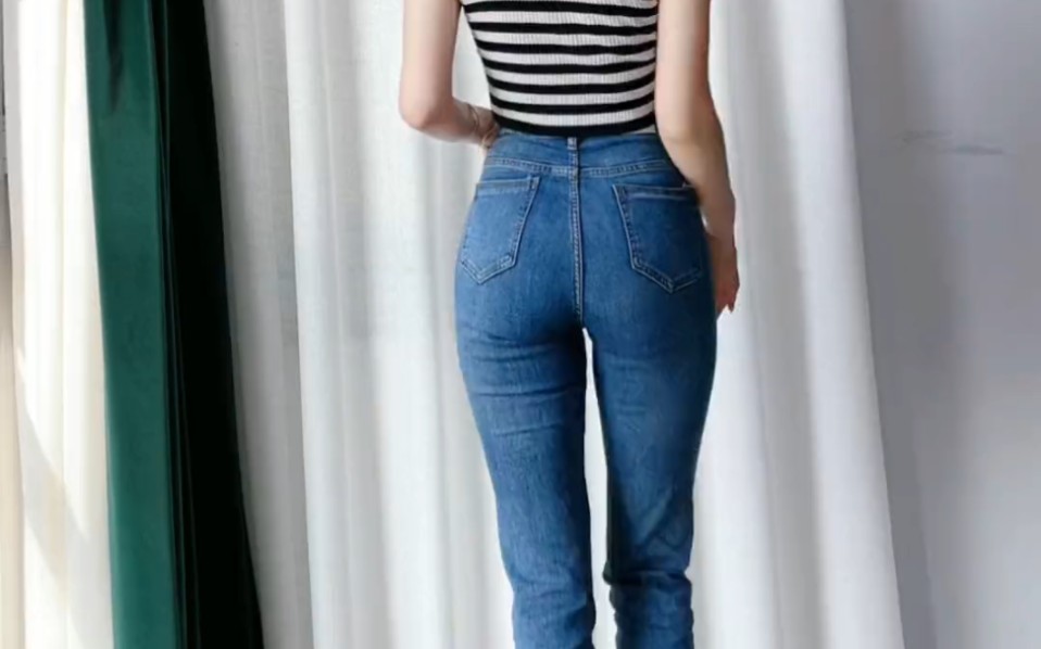 紧身牛仔裤背后一套