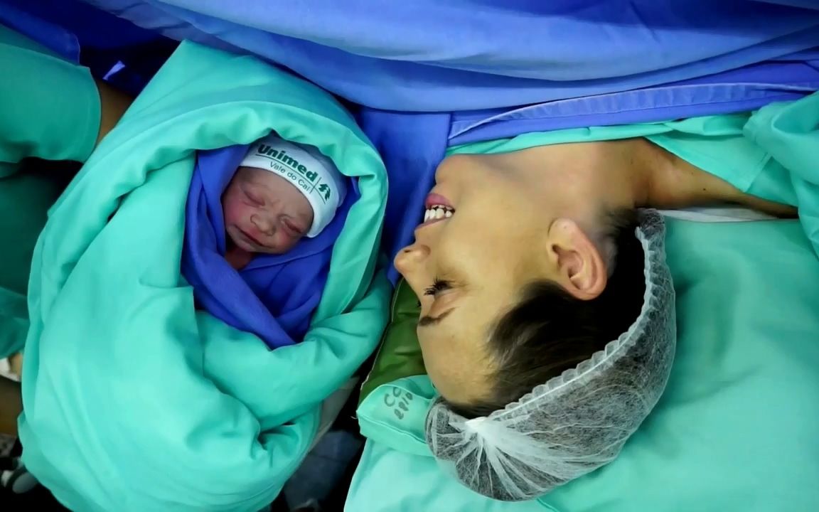 产房直击孕妇超艰辛的剖腹产经历,陪产的硬汉老公也不禁红了眼眶!