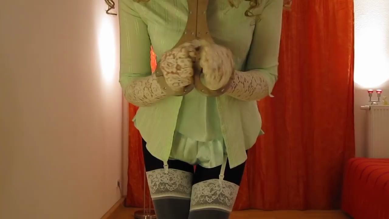 茜茜被铐上了僵硬的颈手枷