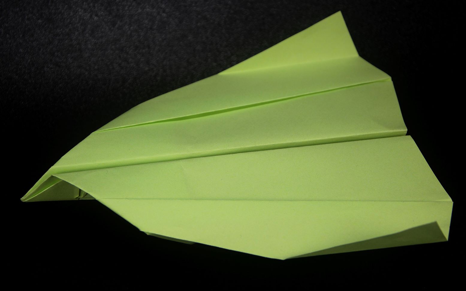 纸飞机神奇的回旋纸飞机扔出去还会飞回手里