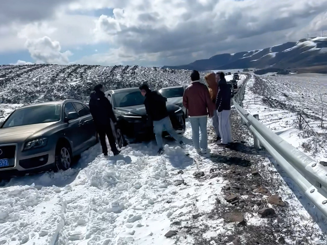 才十月一,车居然在河北陷雪里出不来了哔哩哔哩bilibili