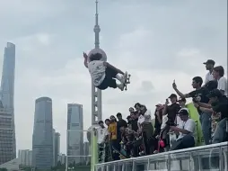 Télécharger la video: Vans 巴西滑手在上海超大的 Tuck Knee！