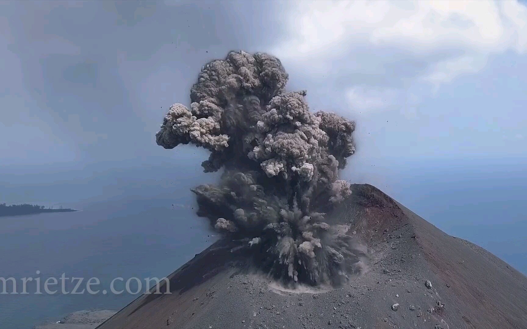 航拍喀拉喀托火山内部哔哩哔哩bilibili