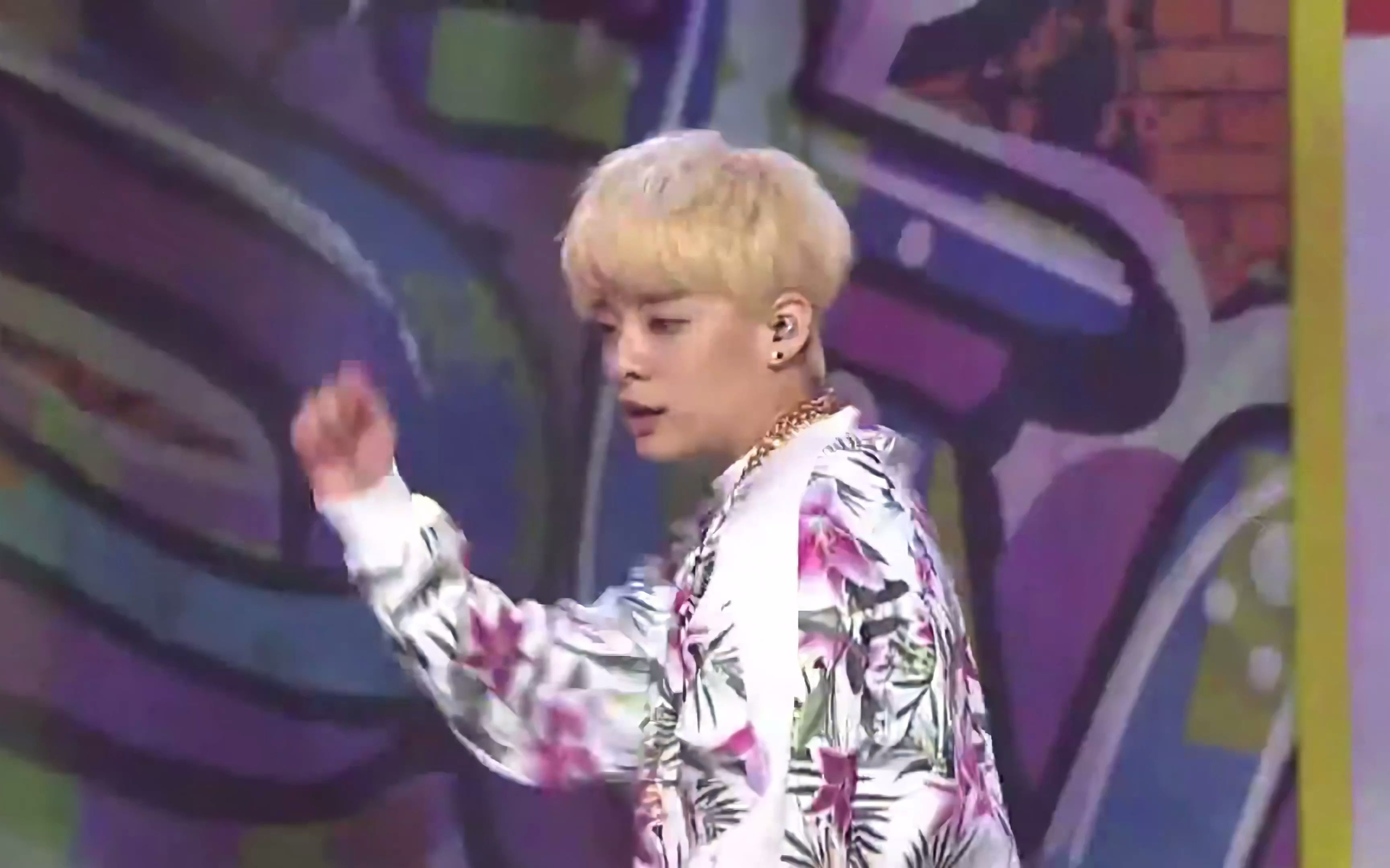 [图]Amber 150225 Shake That Brass(feat Luna) 中字