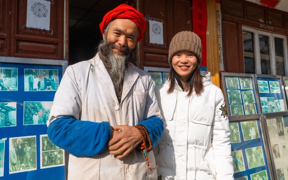 [图]这位包红头巾的丽江老人，不是老外！他的父亲是让众多国外名流前来拜访的雪山神医