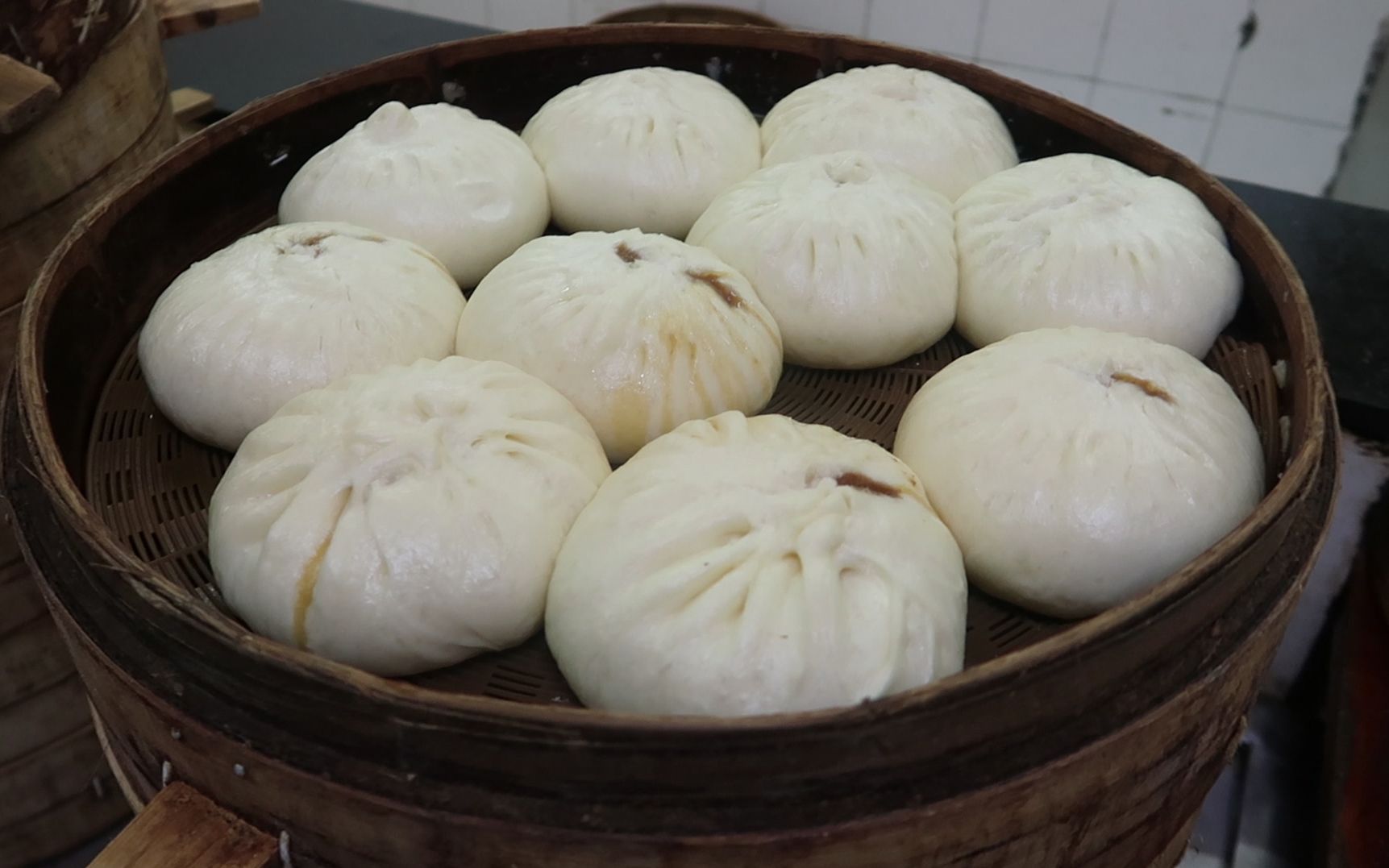 温州的酒家大肉包巨便宜,不但好吃还管饱,两个成年人吃一个就够了!