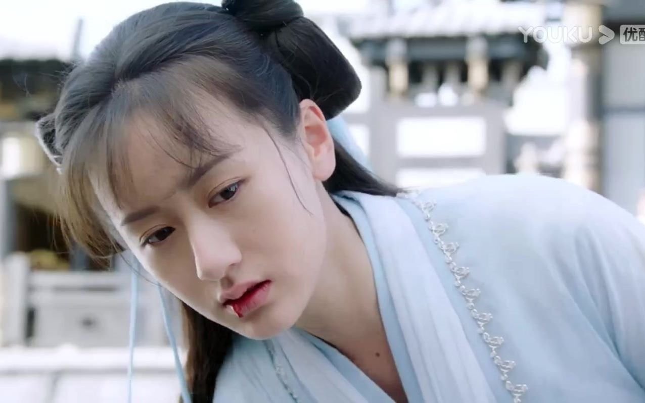 琉璃 第二十四集 璇玑牢牢握住司凤的手,气力用尽晕倒在司凤面前.