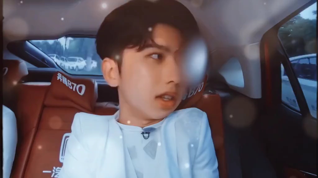 蔡徐坤和金靖在车内聊的四分钟….