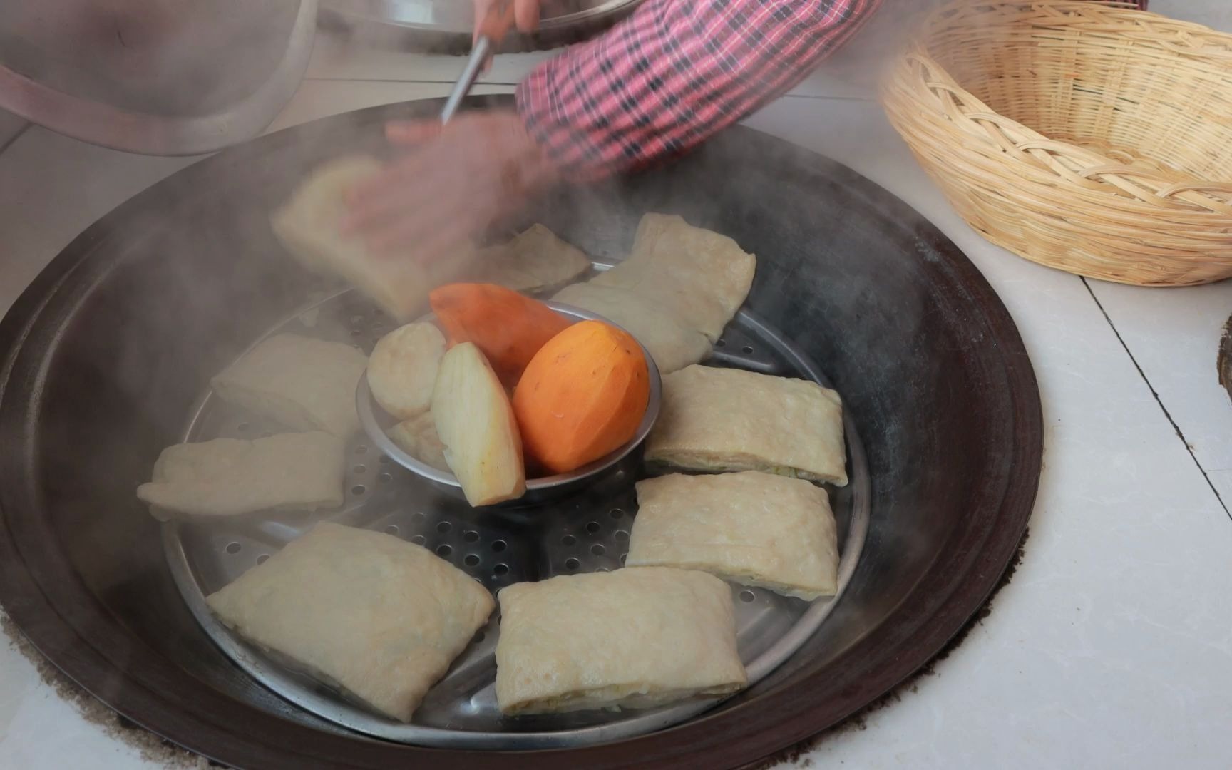 活动  农家人的早餐,老妈做一锅死面锅饼子,烀上几个红薯,一家人吃得