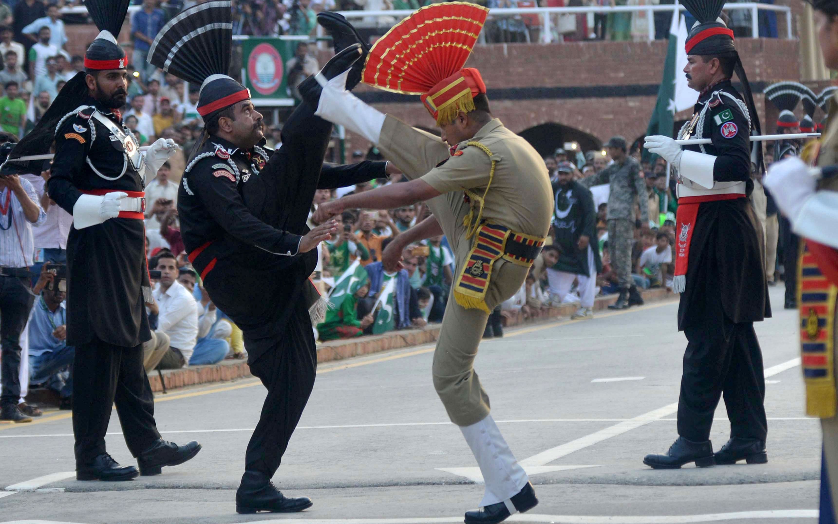 被印度军警地毯式搜身连那里都摸世界最欢乐的边境丨印巴边境降旗仪式