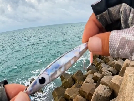 哪有鱼会吃铁片呀!