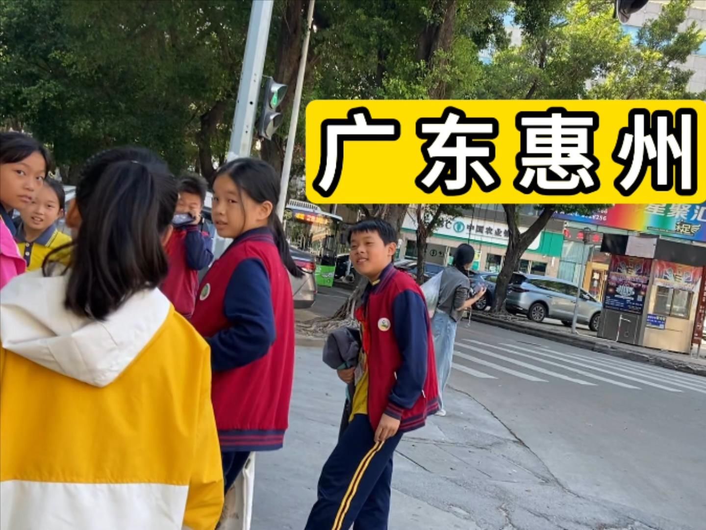 逛广东惠州斑樟湖二横街 偶遇东江小学放学