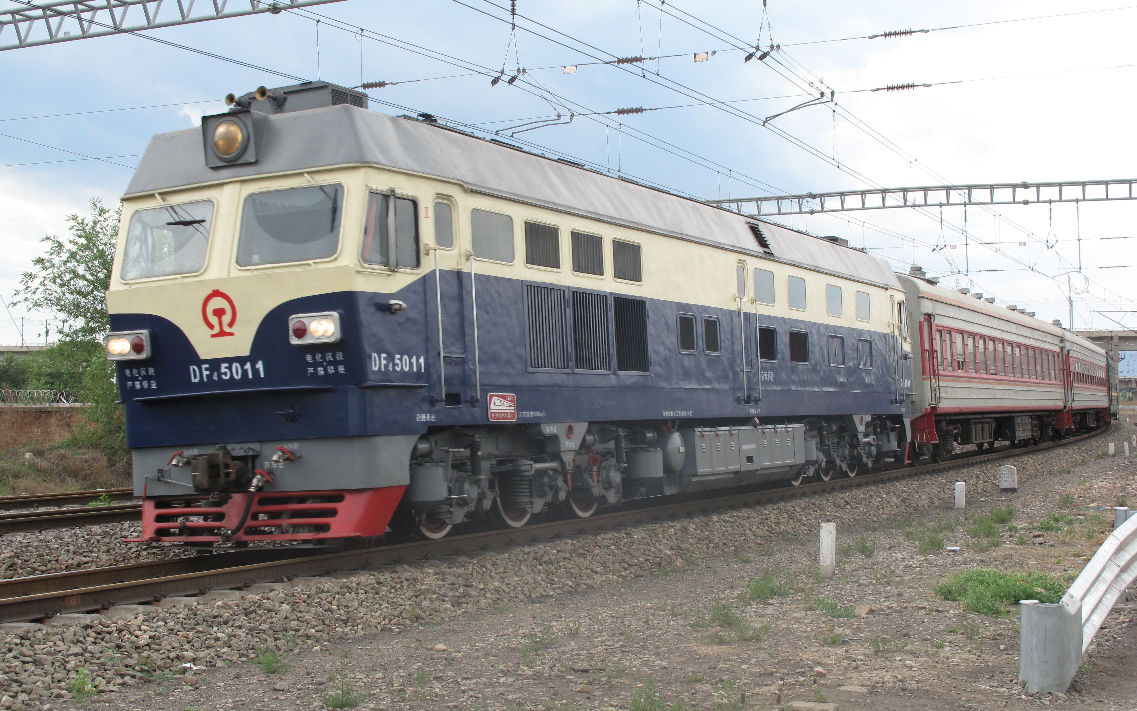 df4 5011牵引长轨列车接近石景山南站