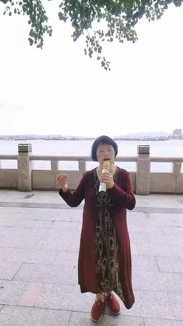 发布第180场直播片段巜映山红》请分享!