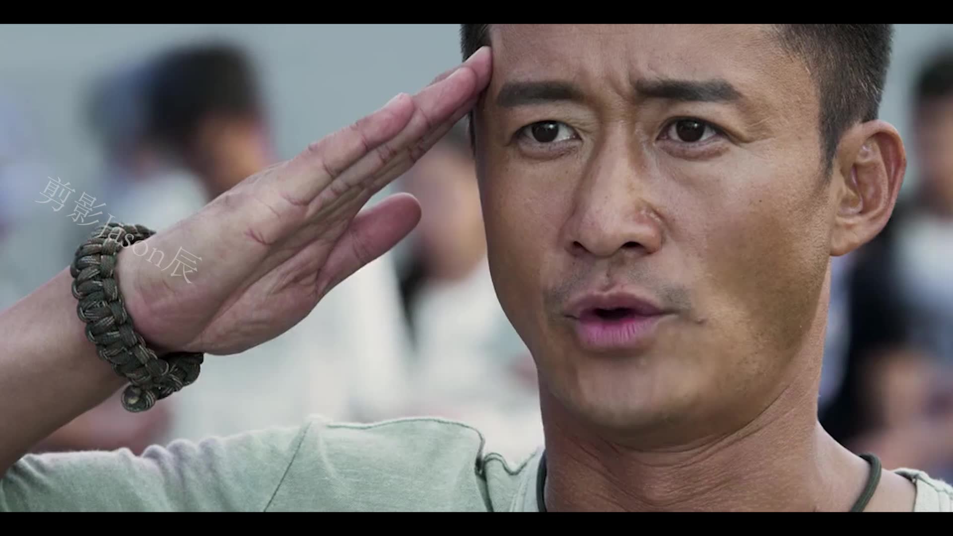 战狼2:吴京告诉我们,什么是军人!即使脱了军装,职责还在!
