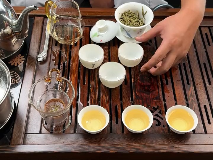 茶杯 接待客人别再用这种公杯了,别人觉得不卫生还不好意思说,可以直接使用这种一次性功夫茶杯#纤模社 #茶杯哔哩哔哩bilibili