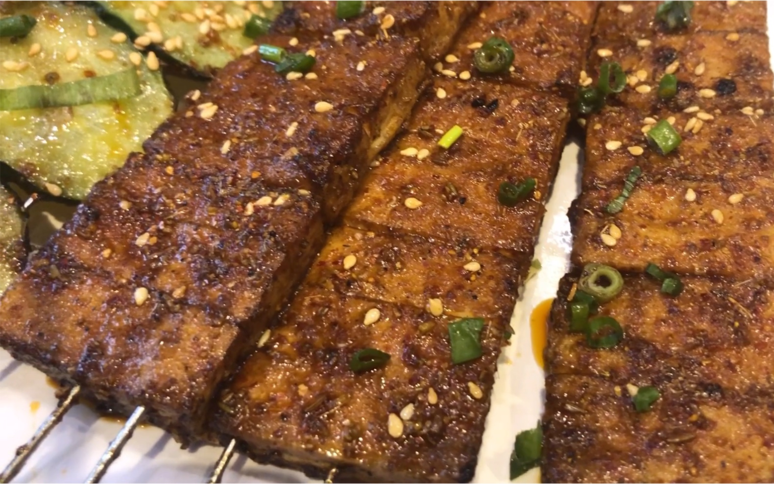 铁板锅贴/烤大鱿鱼/烤肉串/劲辣小黄鱼/臭豆腐……半夜去撸串,为什么