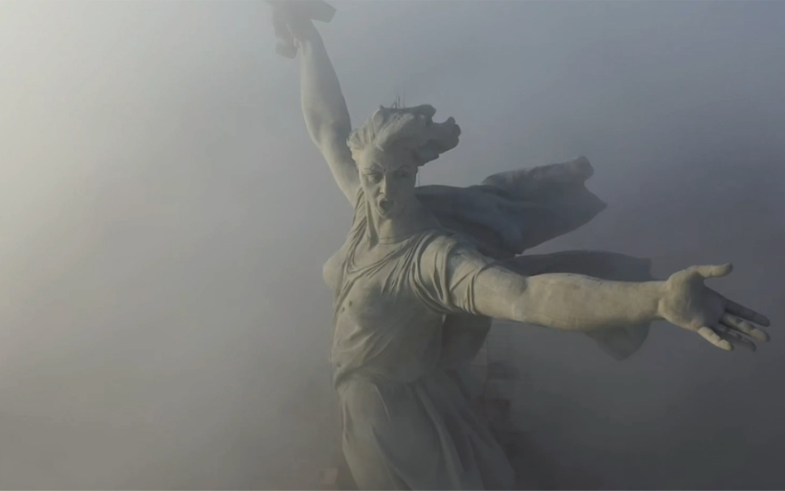 [图]“祖国母亲在呼唤（The Motherland Calls）”雕像坐落于俄罗斯伏尔加河畔。它修建于苏联时期的1967年，高达85m,是世界上最高的雕像之一。