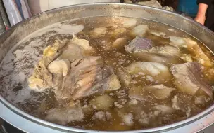 Descargar video: 陕西夫妇赶集卖羊肉泡，20一碗，量大肉多生意火，羊肉铺满一整桌