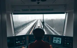 Download Video: 武汉地铁4号线：雨中的静谧之旅