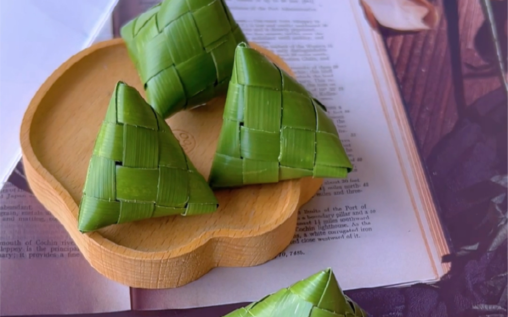 教你用棕树叶编一个可爱的三角粽子!你学会了吗?