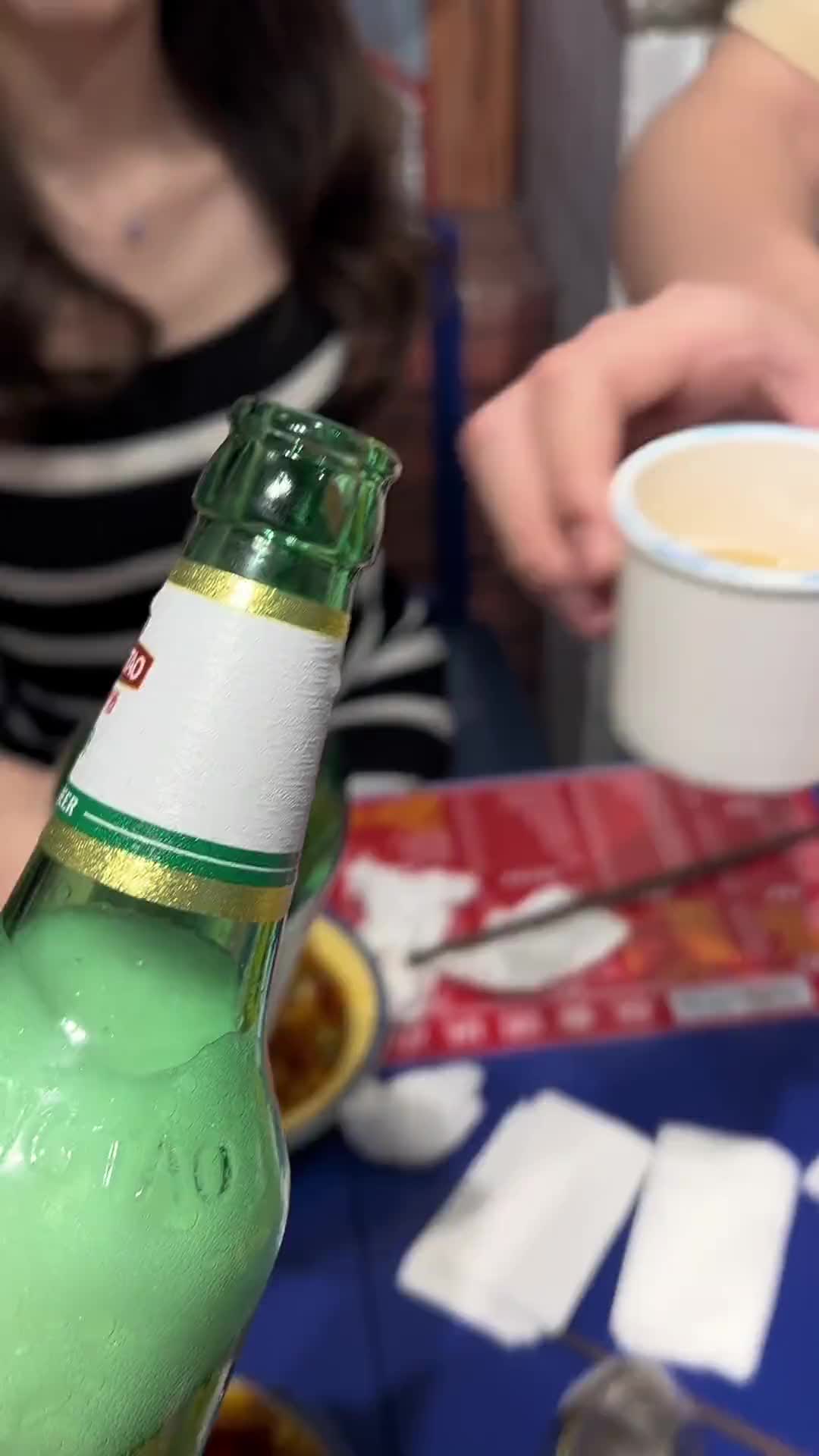 喝醉酒拉拉手酒醒还是好朋友酒后行为艺术家小趴菜一喝就醉