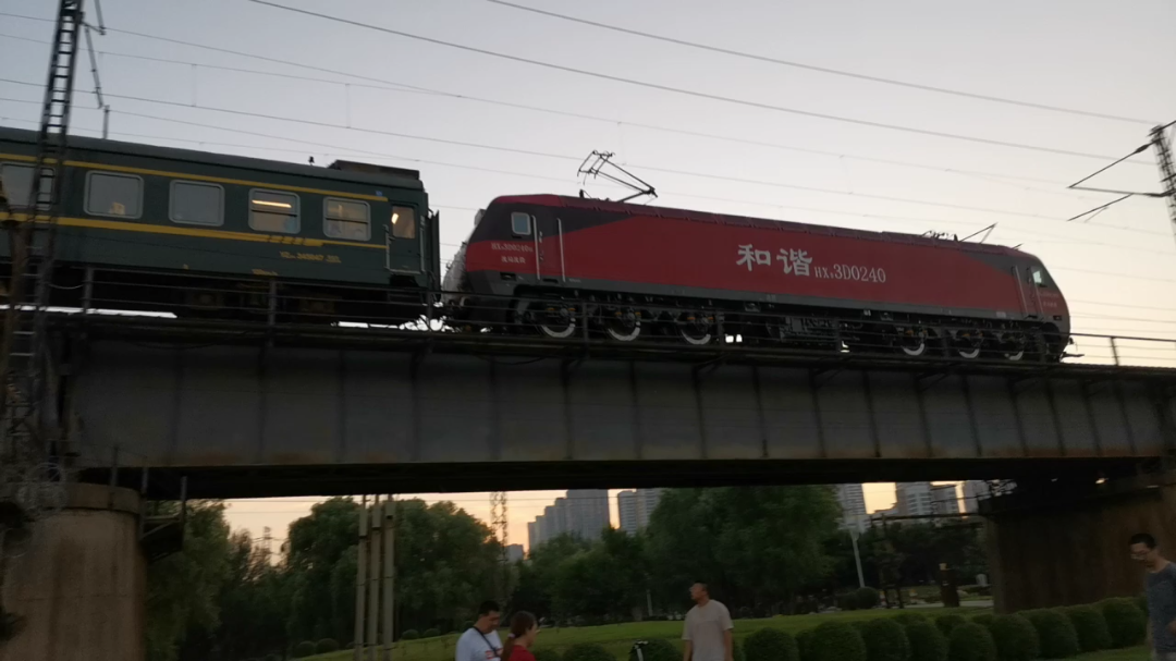 沈局沈段hxd3d0240牵引2061次通过浑河桥