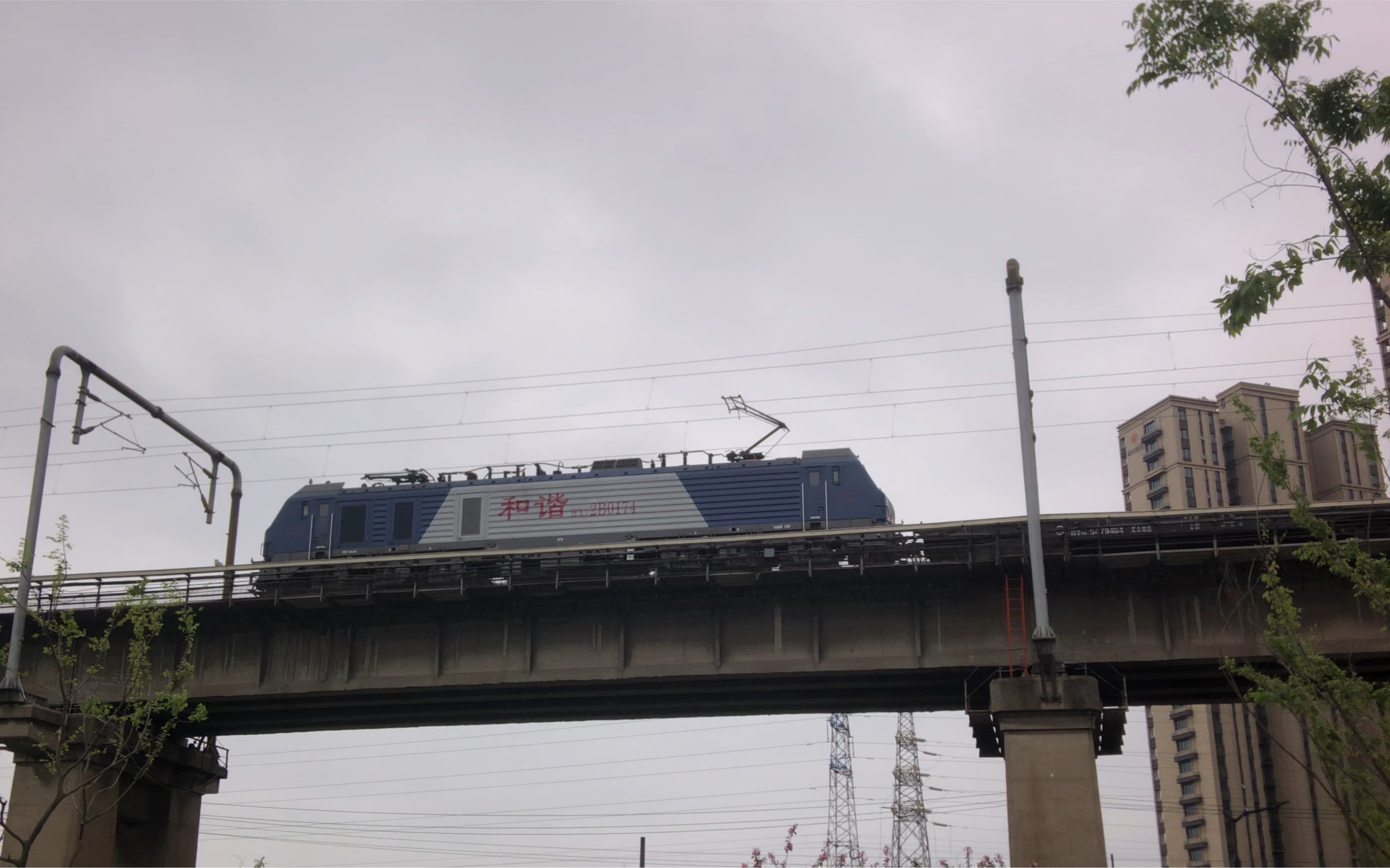 [京沪线]hxd2b牵引全列平车通过南京长江大桥