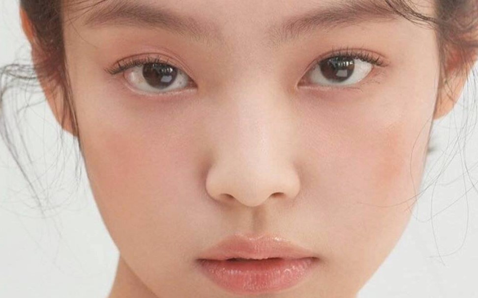【jennie】来看首尔刊帝的怼脸杂志广告大片,远近镜头都扛得住,放大版
