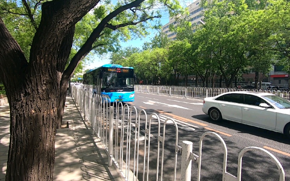 北京公交76路混鹰张仪村公交场站方向经过五棵松桥东