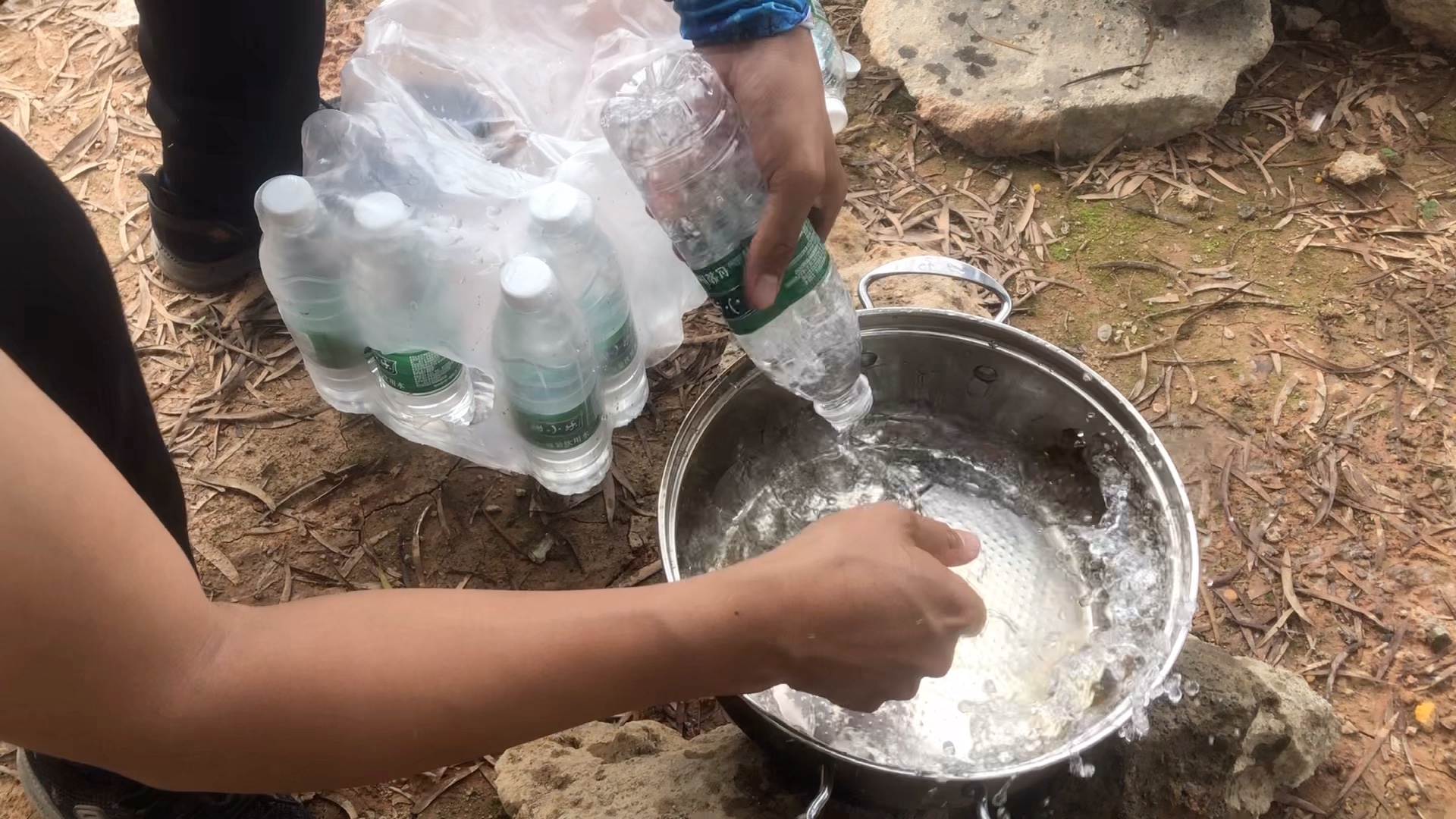 水渔哥和拖鞋哥穷游,经过小河钓了几条鱼补补蛋白