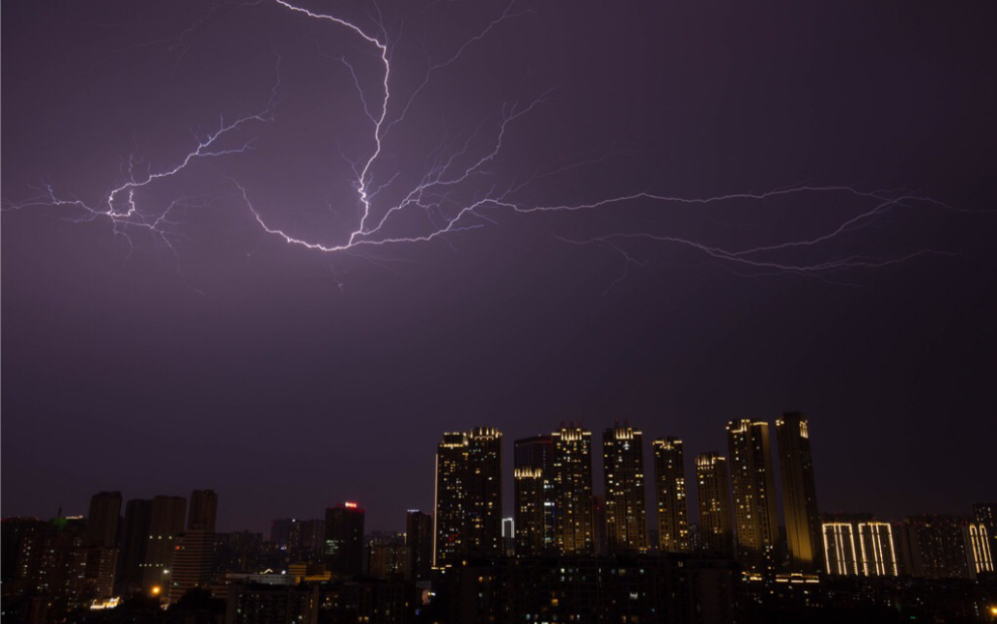 [图]电闪雷鸣风雨交加的夜晚与光怪陆离的故事很配哦！