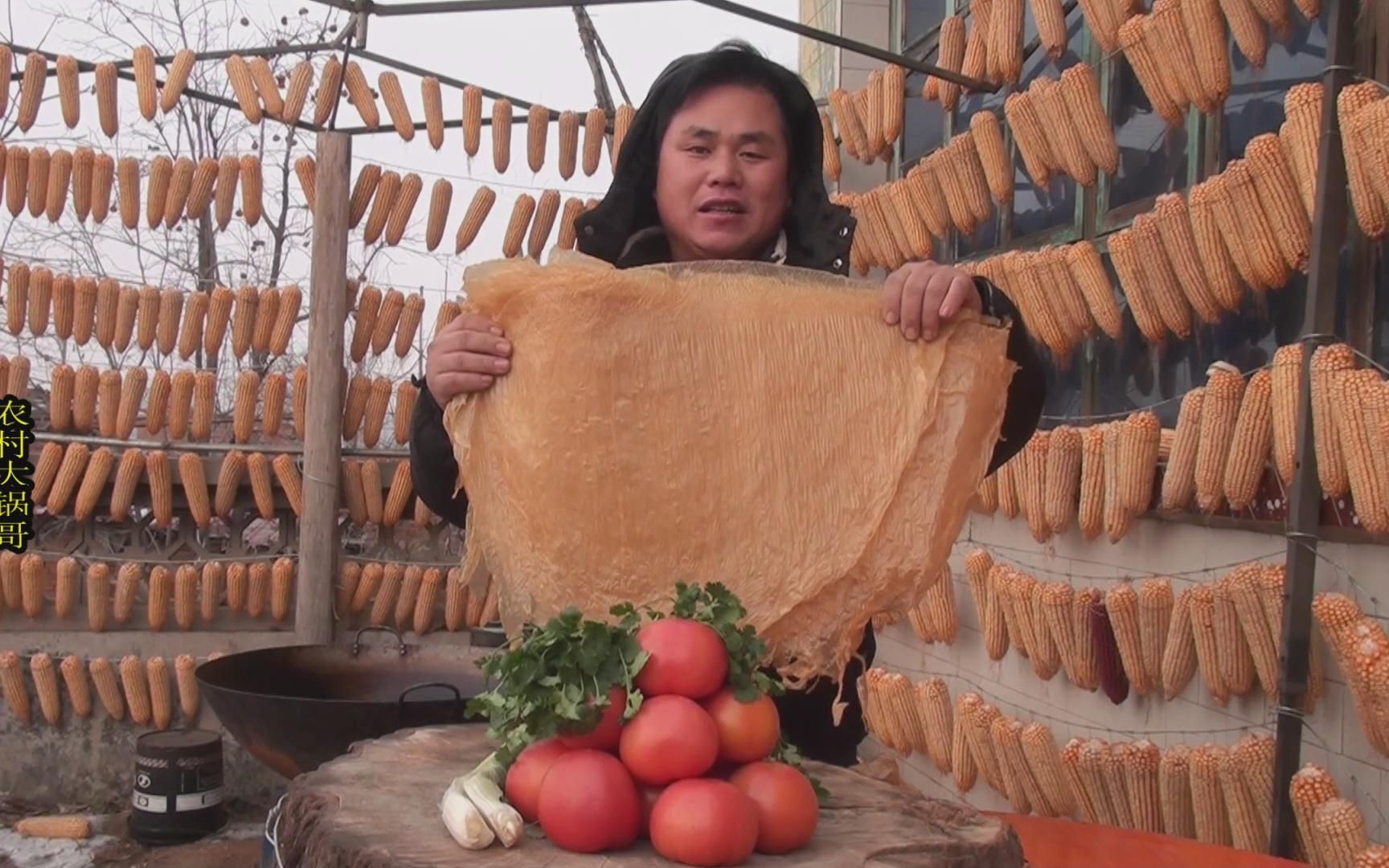 农村大锅哥,买了30张豆皮,12个西红柿,免费给老人做了一大锅