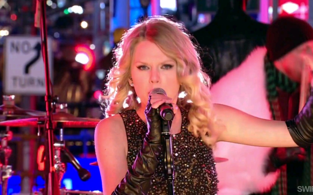 [图]Taylor Swift - Forever & Always + Change (Live from Times Square)