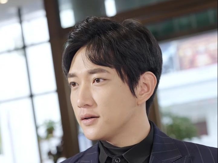 妻子让楚尘给总裁敬酒,结果总裁颤抖地说:龙帅,您怎么来了