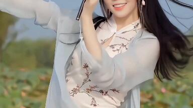 我研究了欣小萌的视频后，发现了软色情的秘密。（求个赞）_哔哩哔哩_ ...