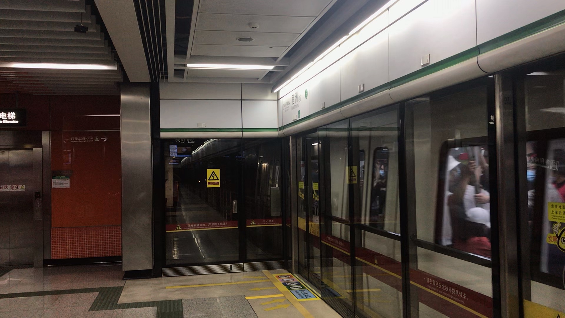 广州地铁4号线(南沙客运港方向)本务l1型"毛毛虫"04x059-060官洲站出