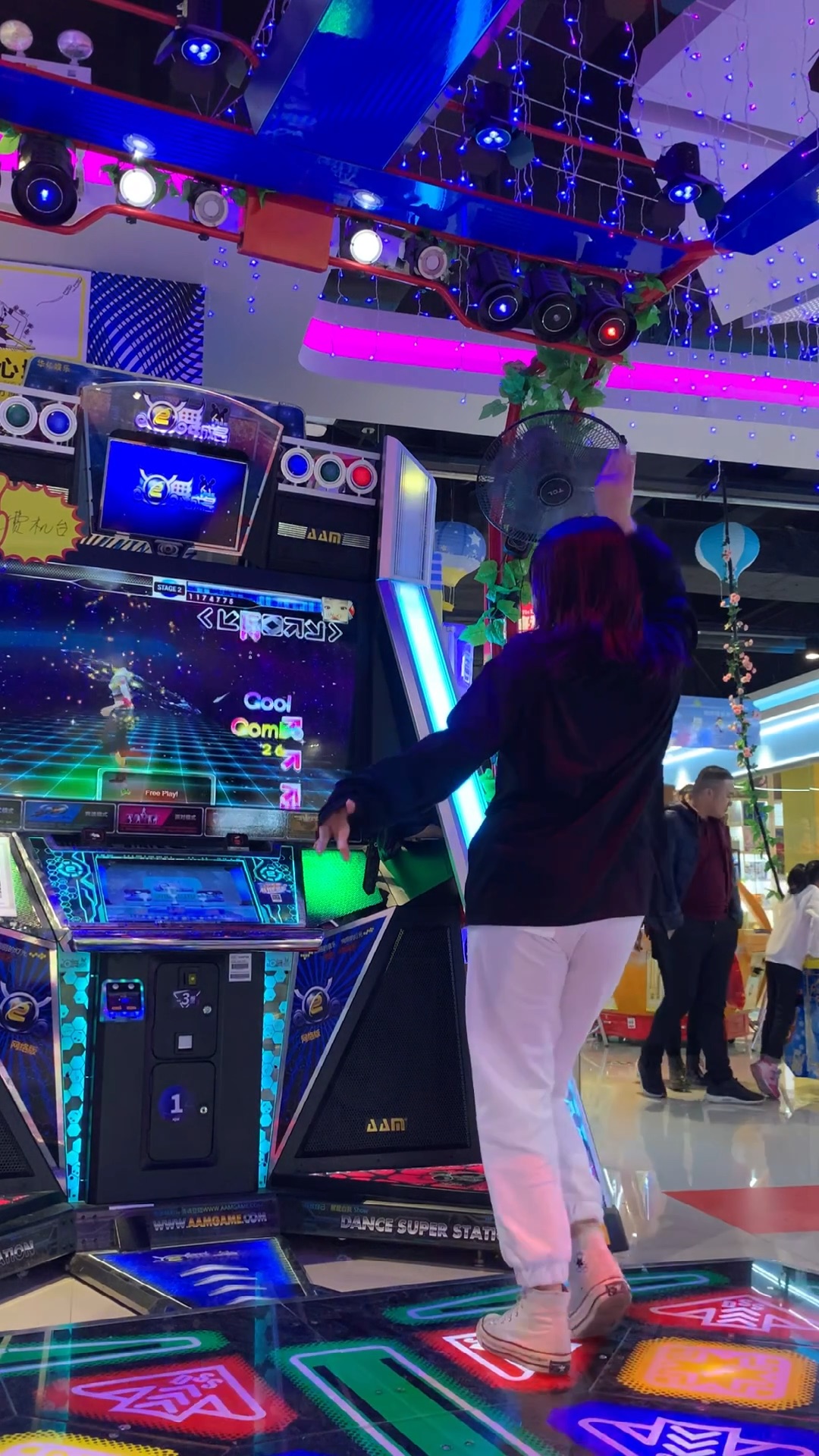 e舞成名小姐姐玩跳舞机下次一定找