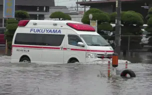 水上有辆正在行走的急救车