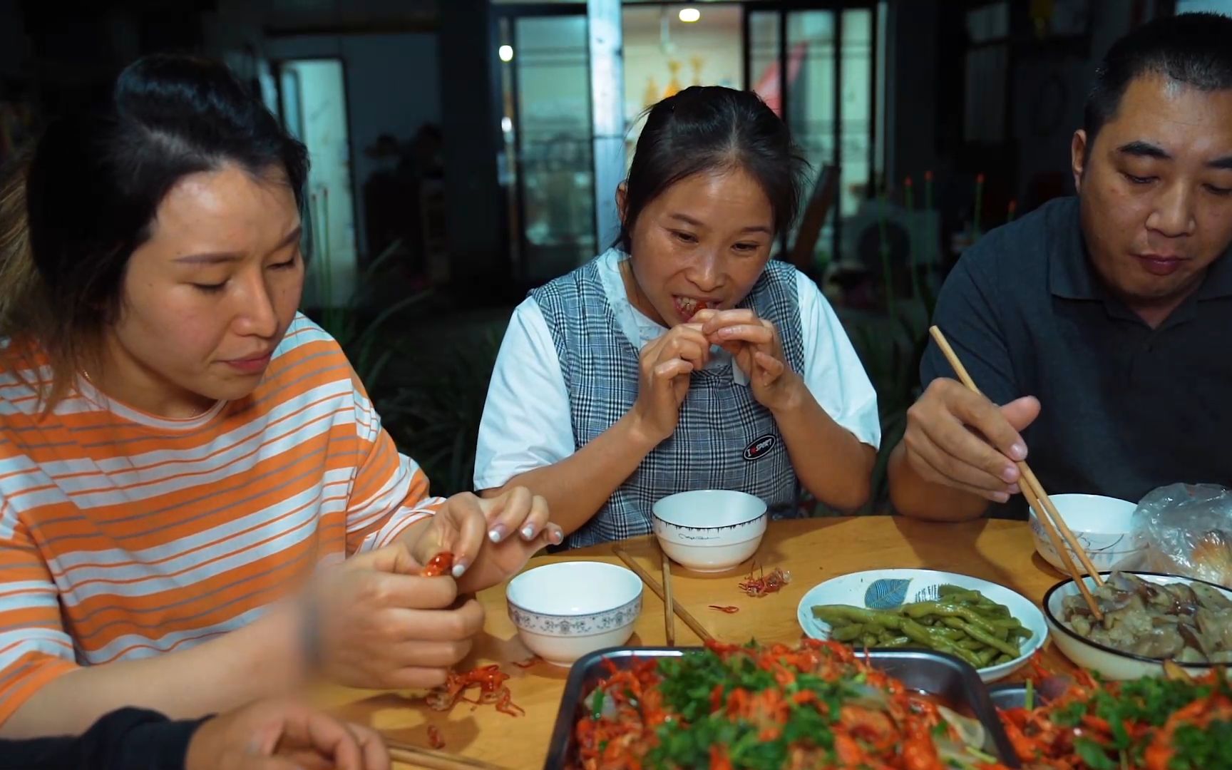 包二妹想吃新口味小龙虾,桃子姐做一锅蒜蓉小龙虾,真解馋哔哩哔哩bilibili