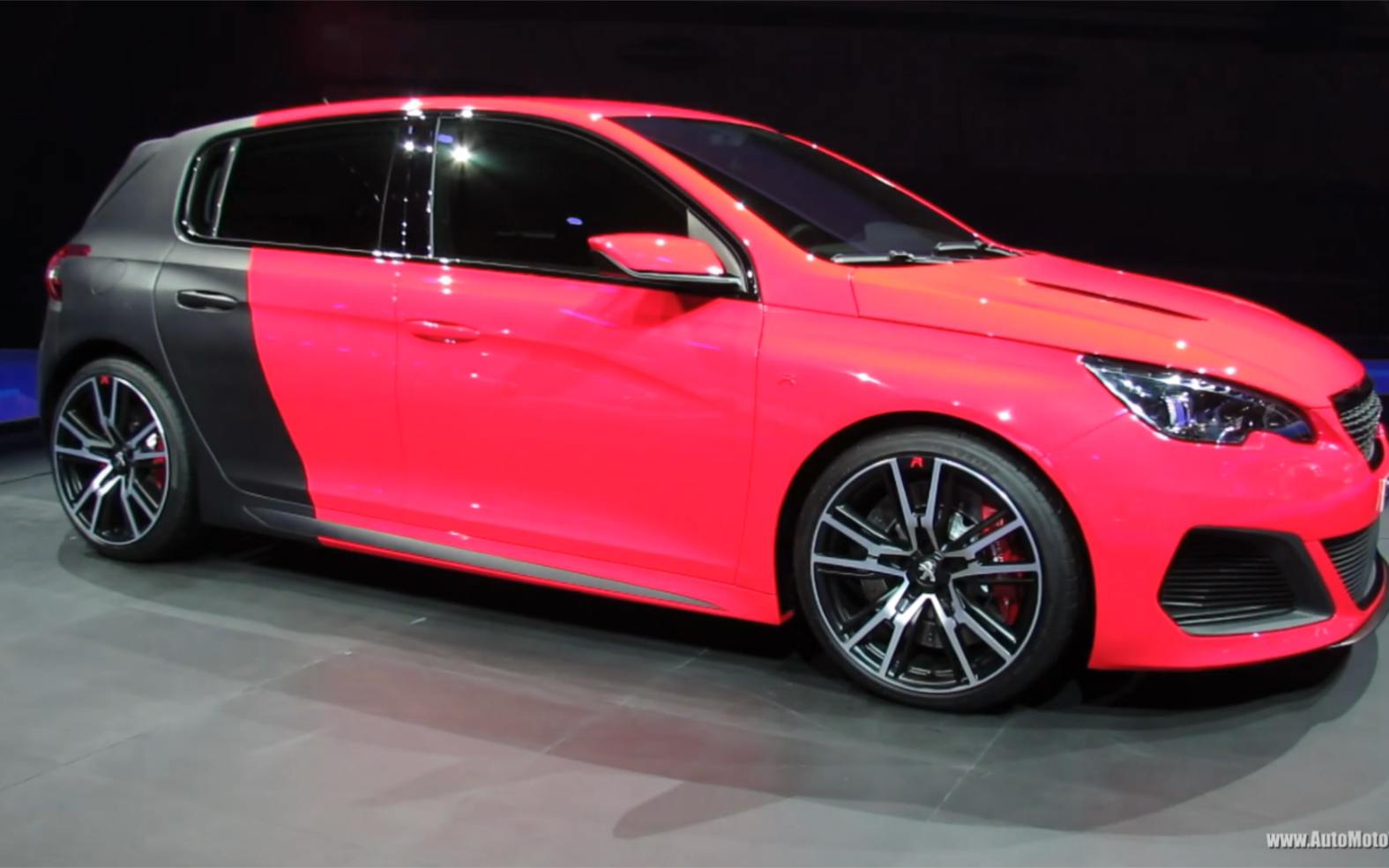 展台上的标致308r,这个配色似乎少了点运动感