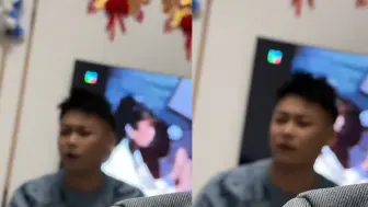 Download Video: 女生分手首次相亲遇见前男友，凝望一眼后情绪崩溃，下秒哭成泪人