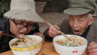 四川名小吃“红油抄手”教程，皮薄馅大，一口抄手一口蒜，真解馋