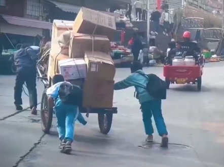 善良小学生主动上前帮忙残疾老人推车上坡.