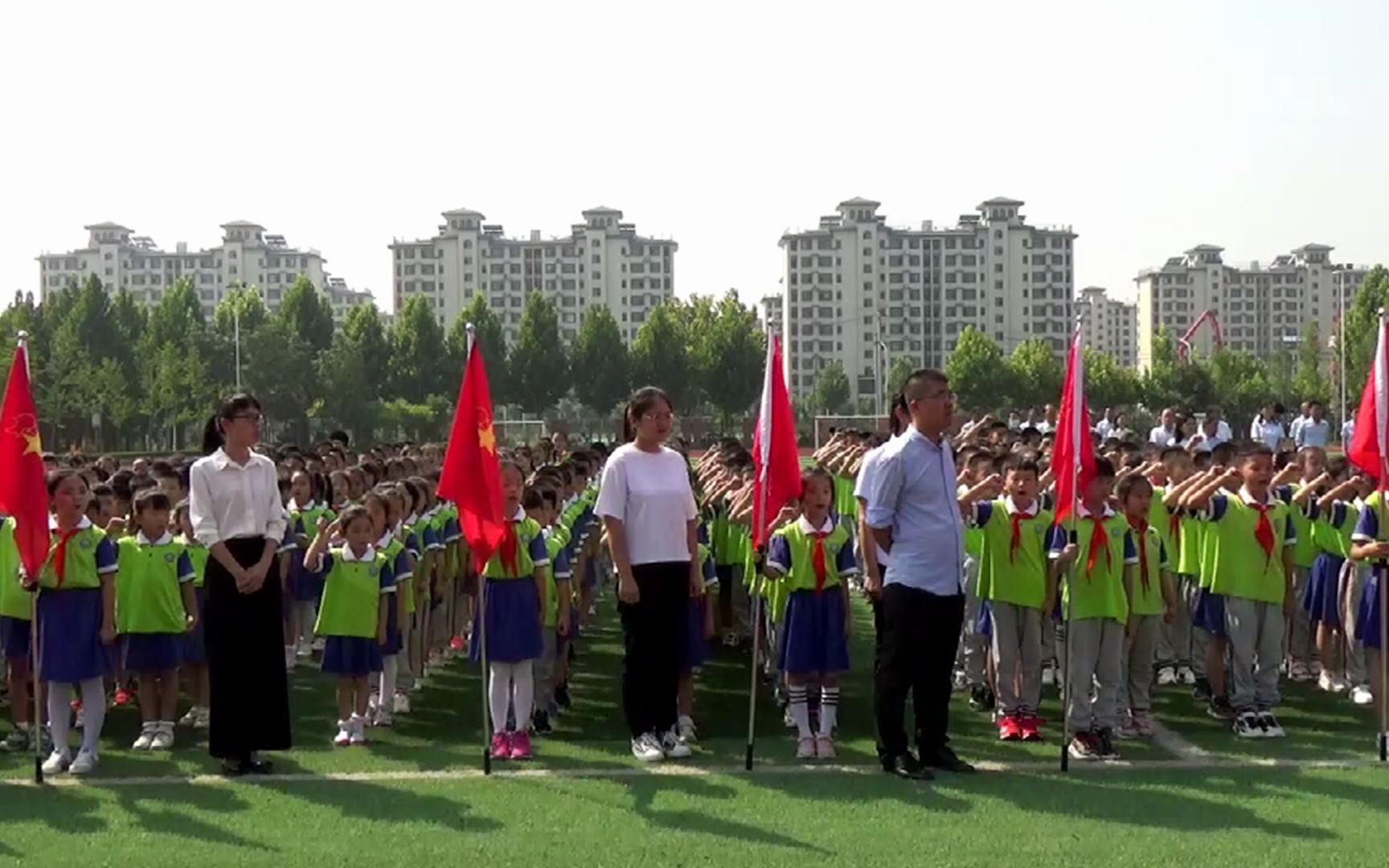 [图]开学伊始小学生国旗下的庄严宣誓