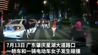 Download Video: 女子骑电动车过马路被卷进车底，众人合力抬车救人