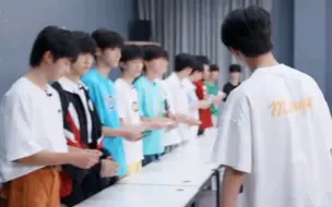 Video herunterladen: 黄朔与三代全员见面【TF家族】