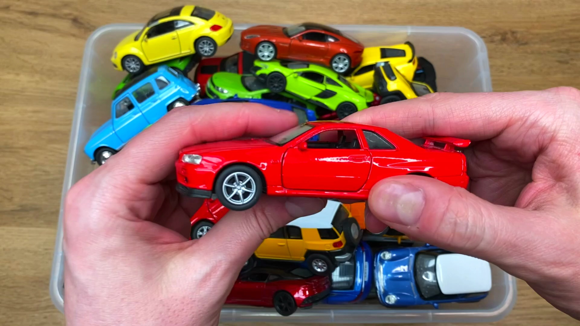 装满许多不同压铸汽车的塑料箱