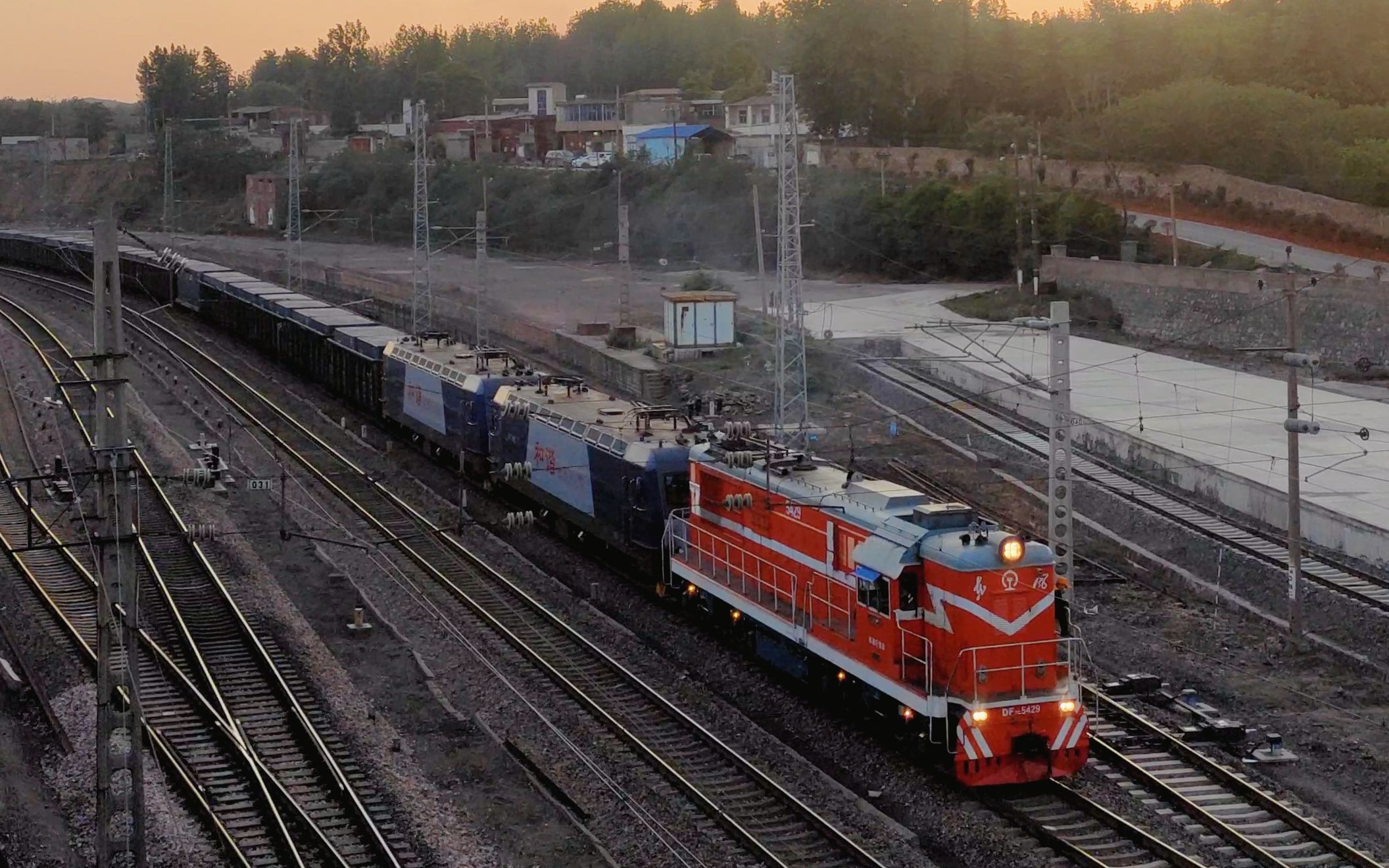 降弓调车!郑局洛段df7c推进 货列 降弓的本务机陇海线铁门站转线作业